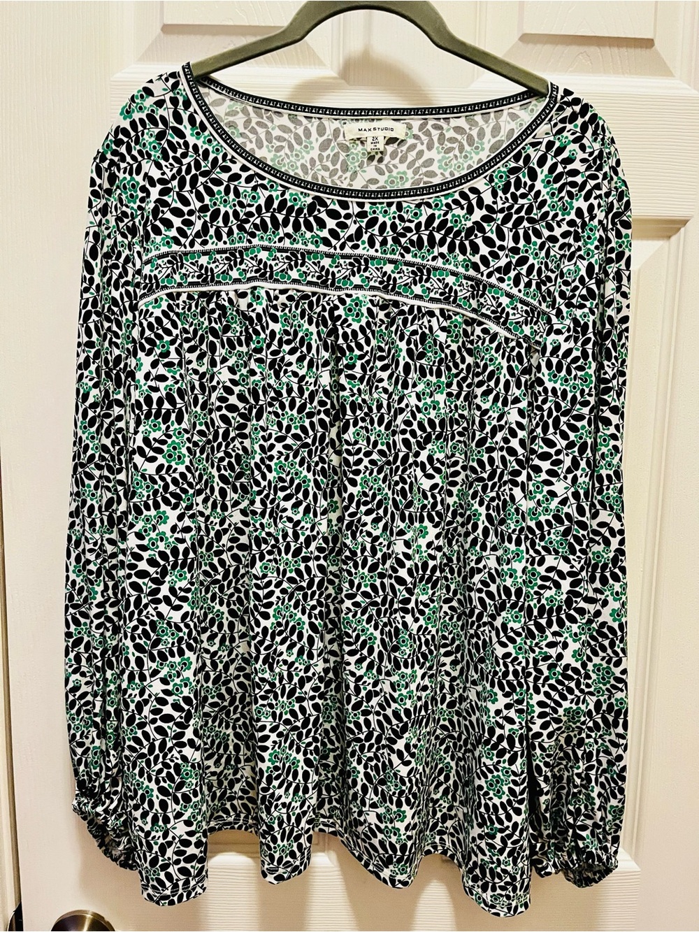 Max Studio Black & Green Floral Long-Sleeve Tee